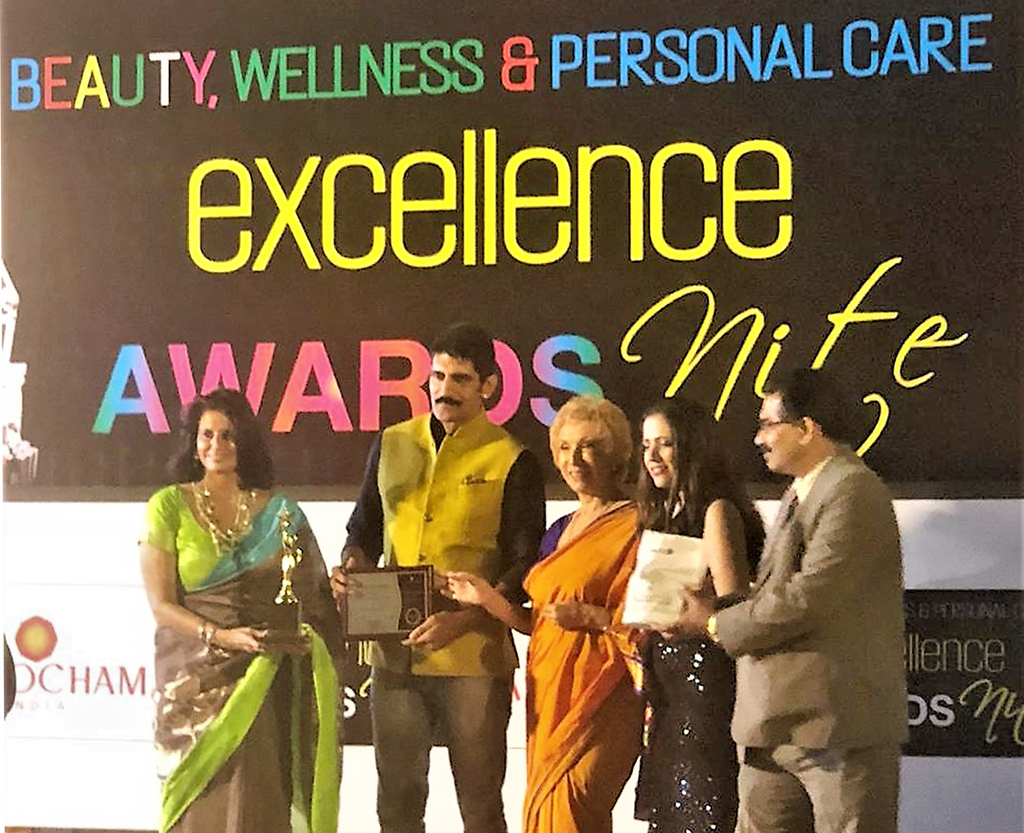 Mrs. Vibha Khanna Rastogi, Director of Sawadhee Traditional Thai Spa receiving the award