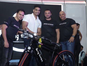 Sohail Khan delights the crowd by joining a bench-press challenge!