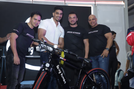 Sohail Khan delights the crowd by joining a bench-press challenge!