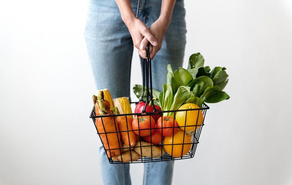 alone-basket-carrots-1389103