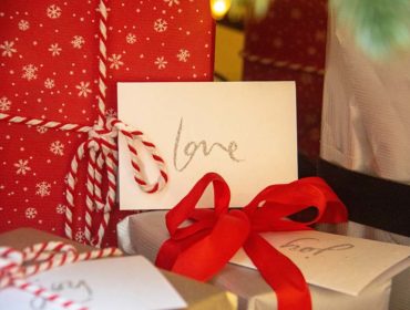V-Day Gift Hampers for your loved ones