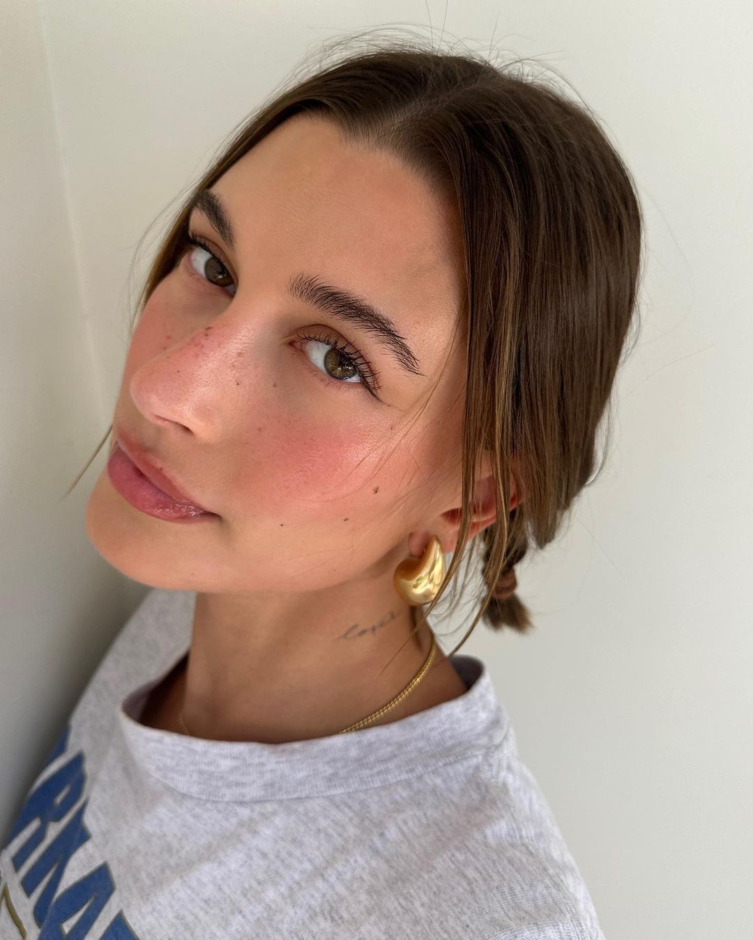 Hailey Beiber Declares a Strawberry Summer with Her Viral Make-Up Trend-Cover Image